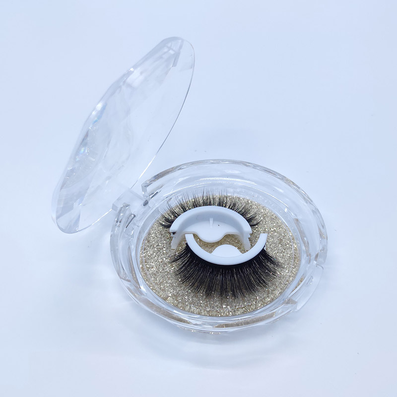 Lipnios dirbtinės blakstienos Wispy Eyelashes su deimantine dėžute
